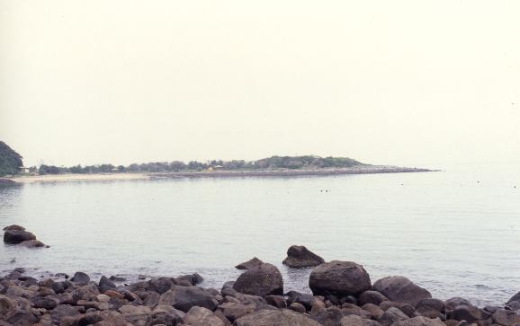 国崎遺跡（国崎半島の先端、きれいな砂浜が見えます）