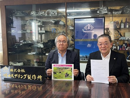 川口スプリング（市長、鬼塚社長）