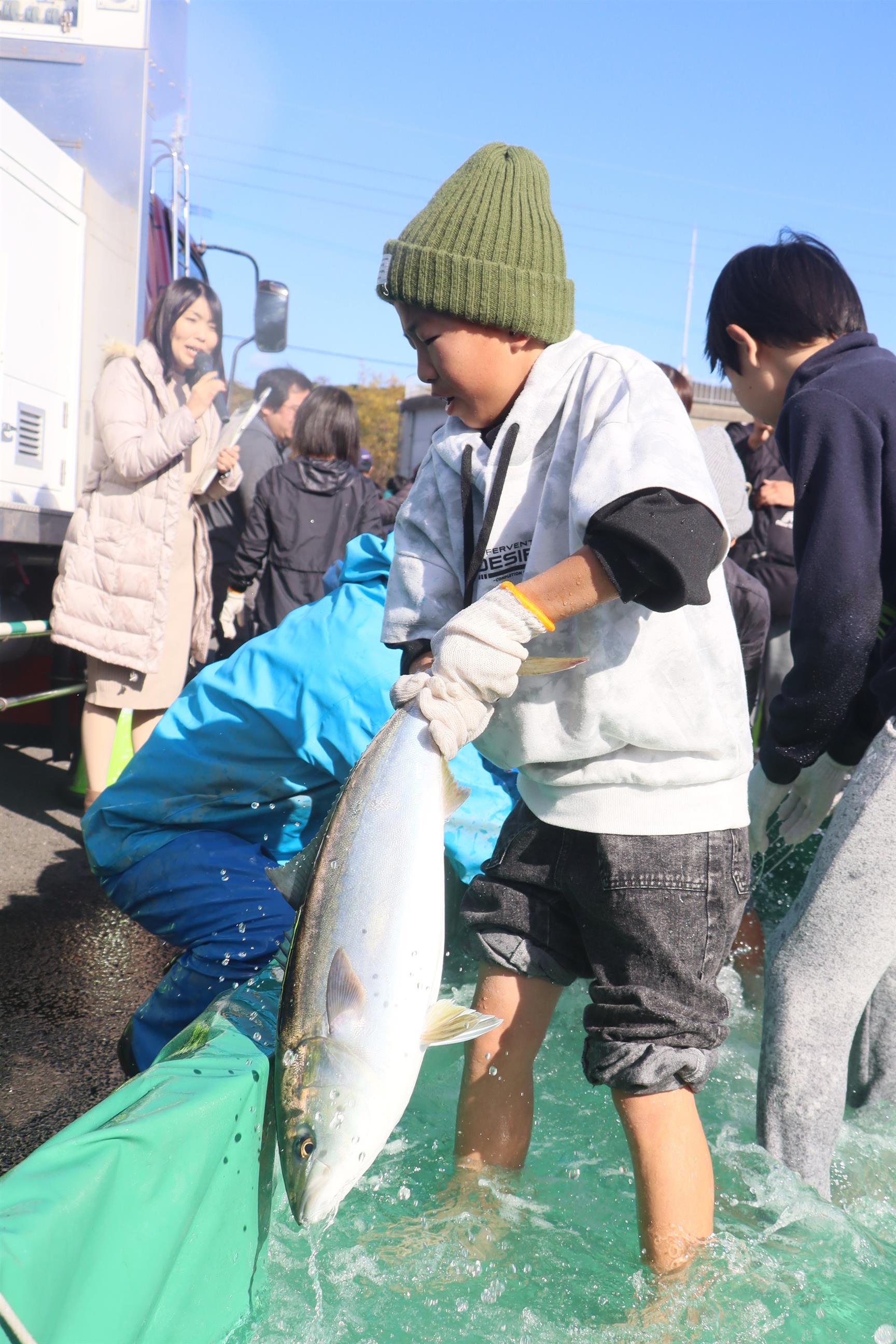 魚のつかみ取り