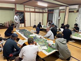 国見町八斗木地区での話合いの様子