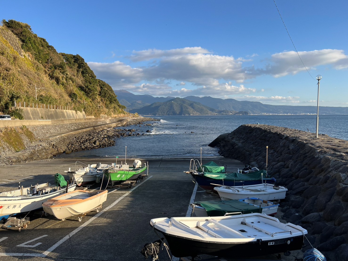 漁を待つ船たち