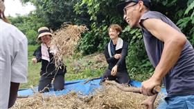 種採り体験をする髙橋シェフら