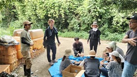 種採り体験をする髙橋シェフら2