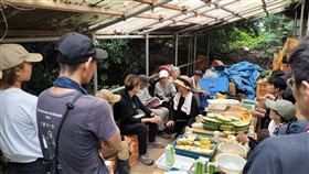 種採り体験をする髙橋シェフら3