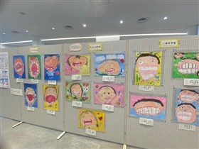 令和7年度歯・口の健康に関する図画コンクール作品展の様子2